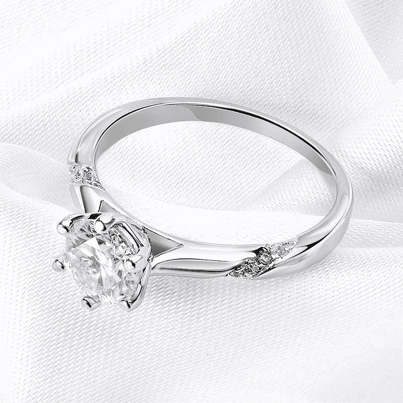 Anel Solitário Moissanite Prata 925 e Detalhes Brilhantes