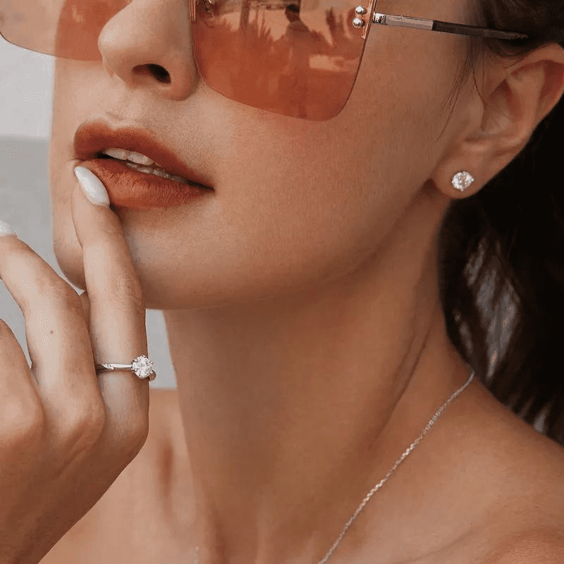 Anel Solitário Moissanite Prata 925 e Detalhes Brilhantes