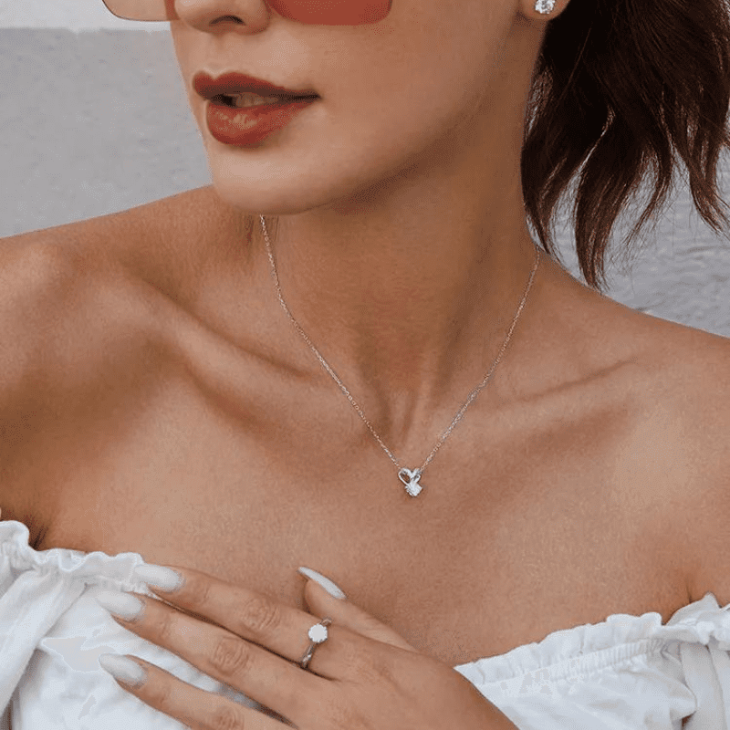 Anel Solitário Moissanite Prata 925 e Detalhes Brilhantes